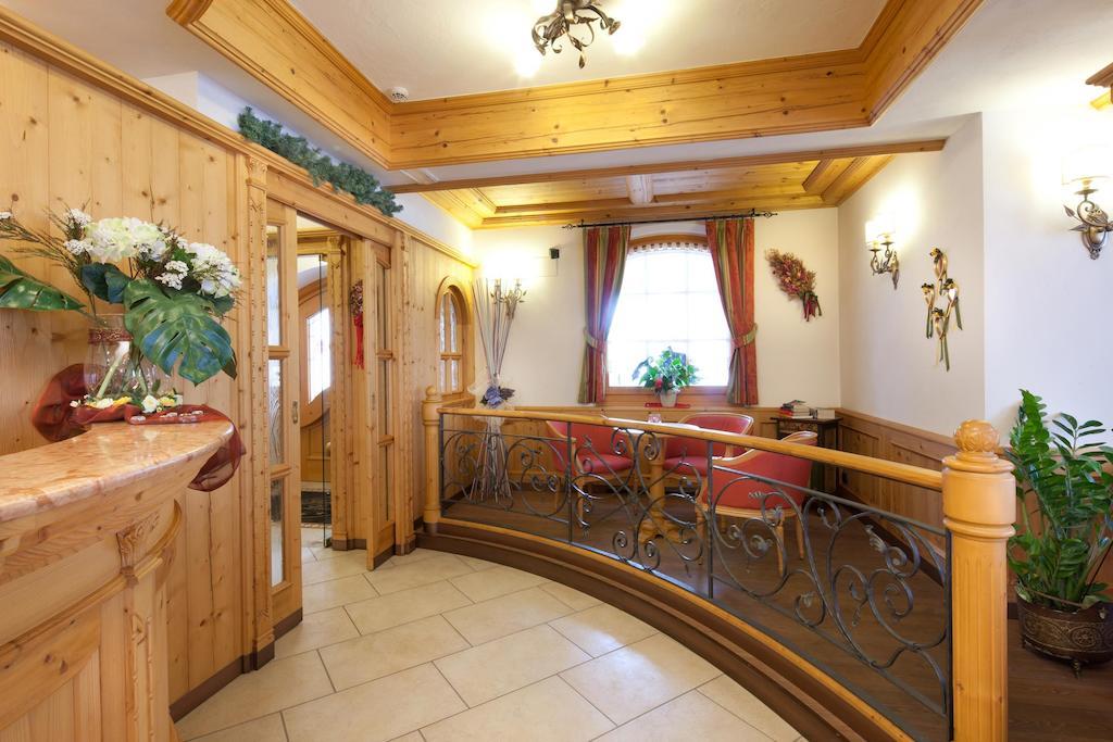 Hotel Garni Laura อารับบา ภายนอก รูปภาพ